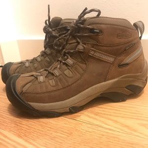 KEEN Targhee Mid Hiking Boot